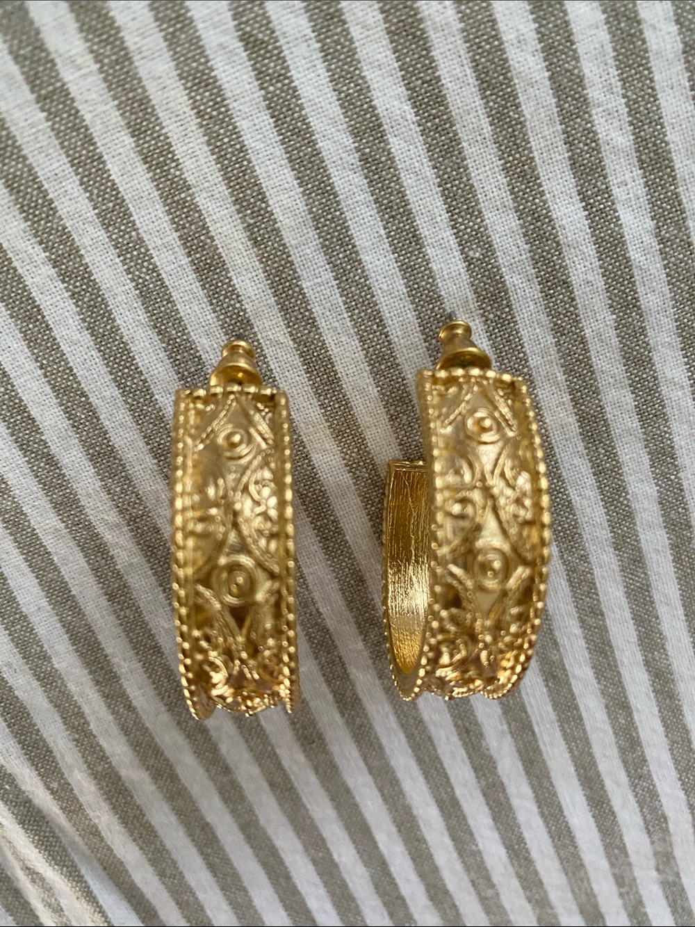 Vintage 90’s Intricate Gold Filigree Cuff Hoop Earrings - Picture 3 of 7